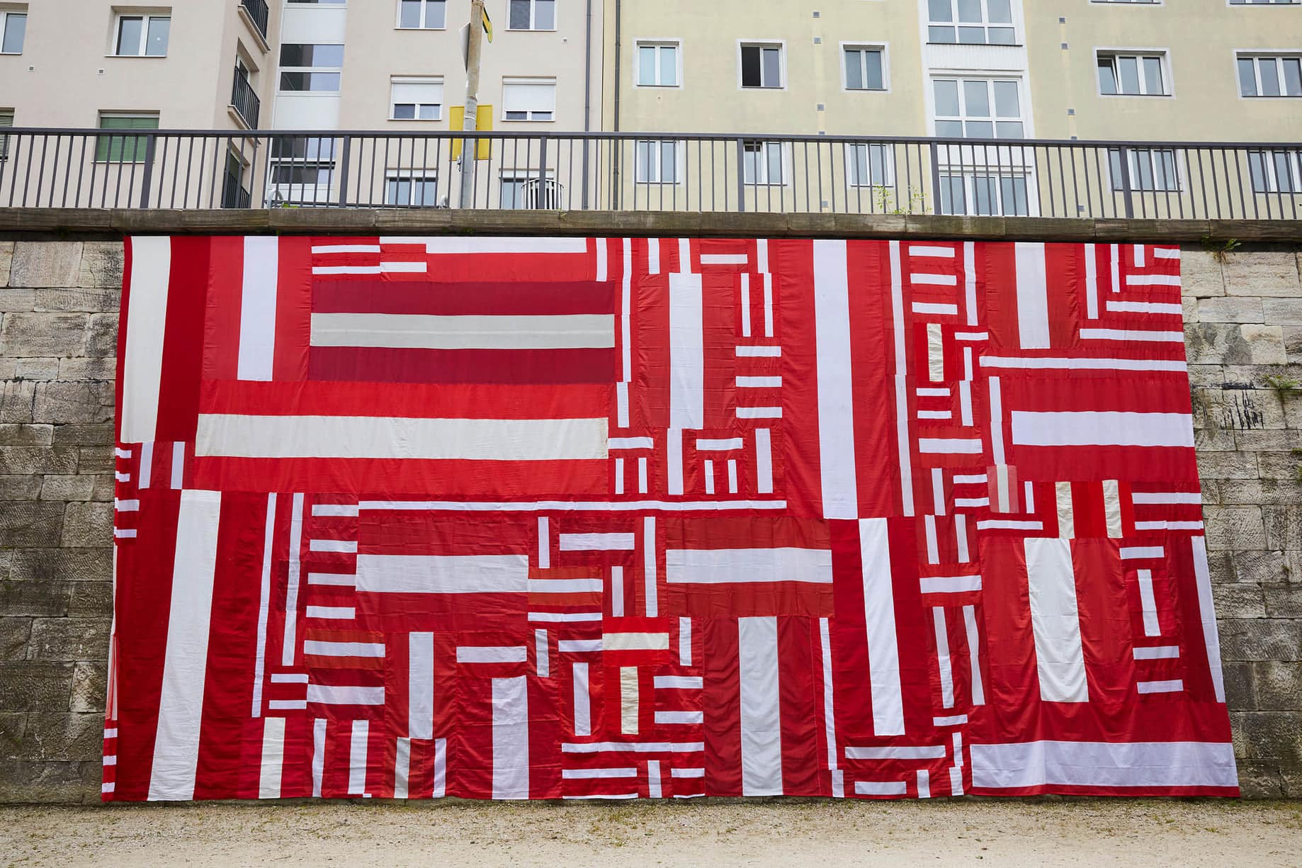 Fahnenbild von Catrin Bolt im Lendhafen in Klagenfurt