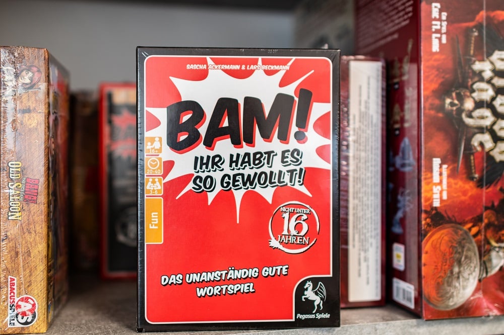 Kartenspiel mit dem Namen BAM und der Beschreibung: das unanständig gutes Wortspiel
