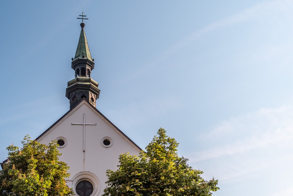 Die südlich ausgerichtete Stirnseite der Kapuzinerkirche am Beginn der Bahnhofstraße