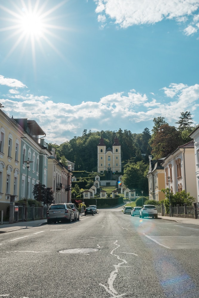 Die stadtwärts gerichtete Ostfassade der Kreuzberglkirche mit ihrem zwiebelbehelmten Turmpaar