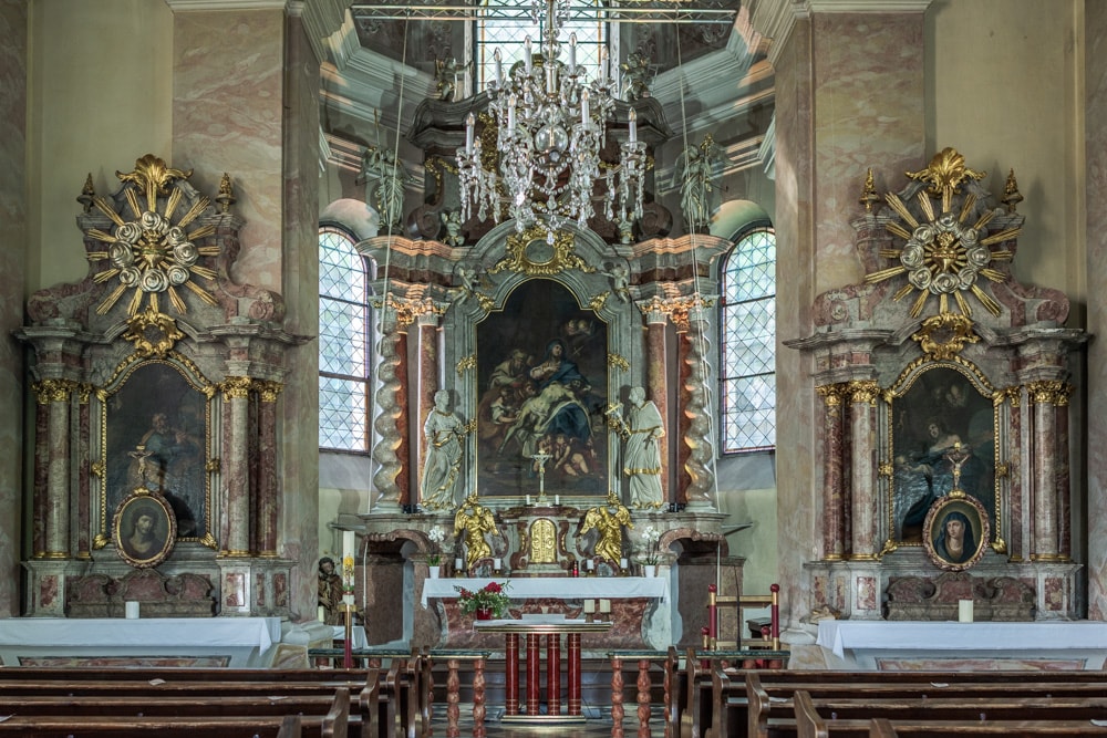 Der Hochaltar und die Seitenaltäre in der Kreuzberglkirche wurden vom Kärntner Barockmaler Josef Ferdiand Fromiller gestaltet