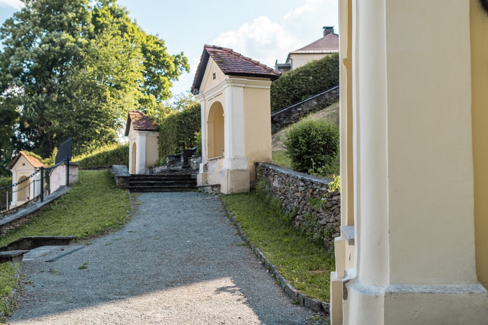 Kapellenähnlichen Mauernischen vor der Kreuzberglkirche in Klagenfurt