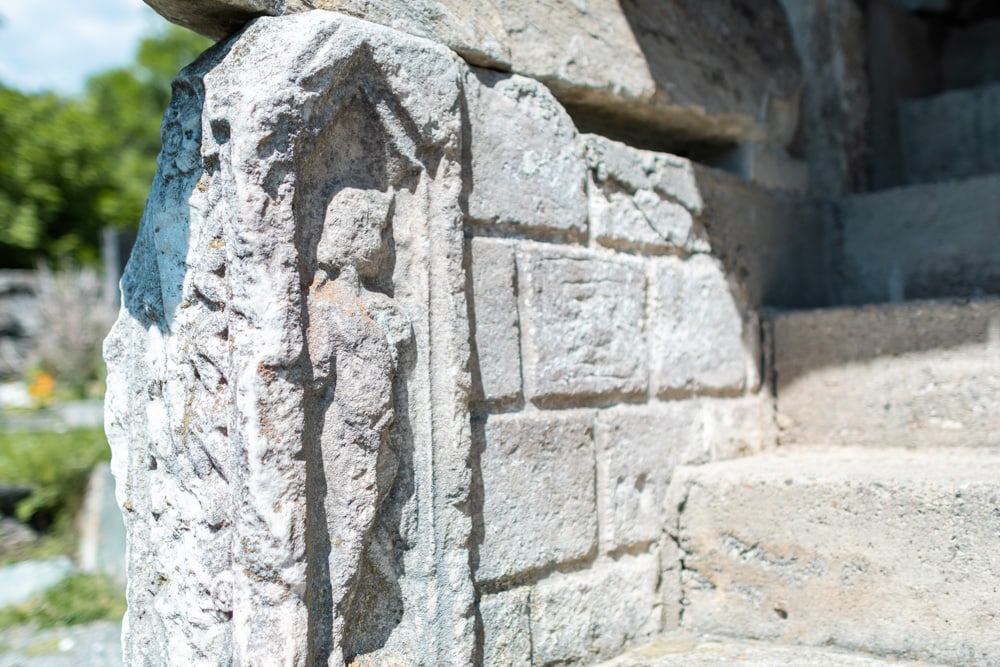 Die Kirche wurde mit zahlreichen römischen Relief- und Inschriften-Steinen erbaut