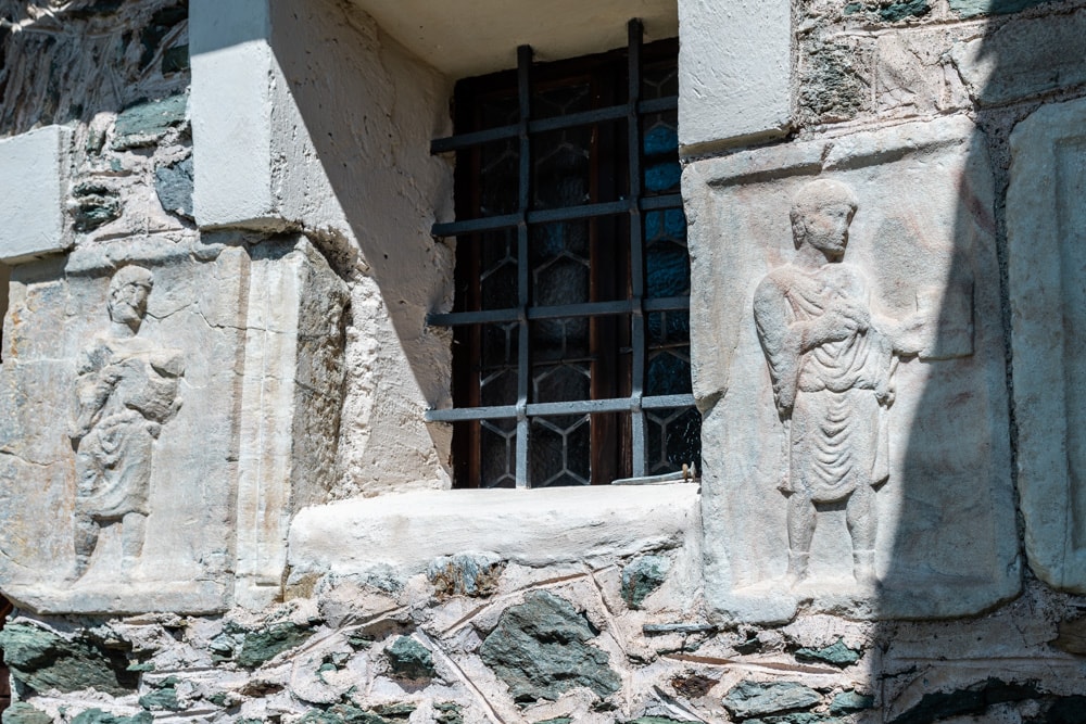 Die Kirche wurde mit zahlreichen römischen Relief- und Inschriften-Steinen erbaut