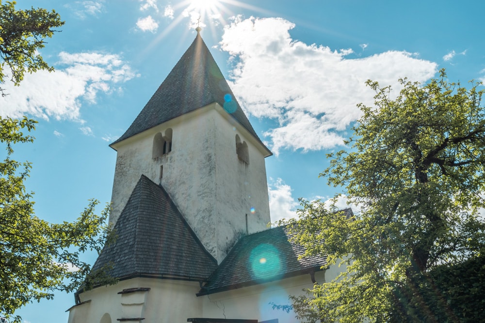 Im Turm der Pfarrkirche St. Peter am Bichl sind vier romanische Doppelschallfenster mit Trennungssäulchen zu sehen