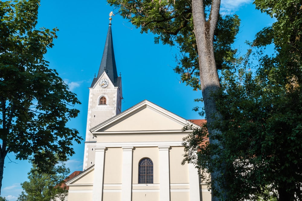 Die Stiftskirche Viktring ist von einem wechselnden Stil geprägt. Barock, Gotik und Klassizismus treffen hier aufeinander.