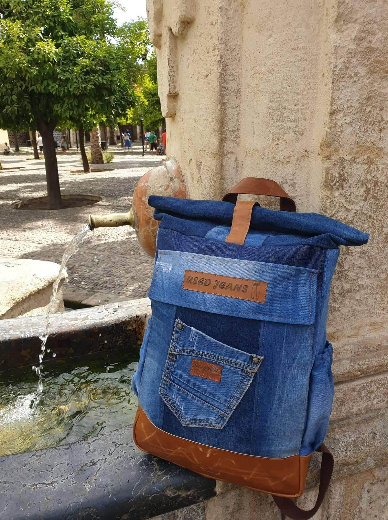 Rucksack genäht aus Bluejeans mit hellbrauem Lederboden und Schlaufen