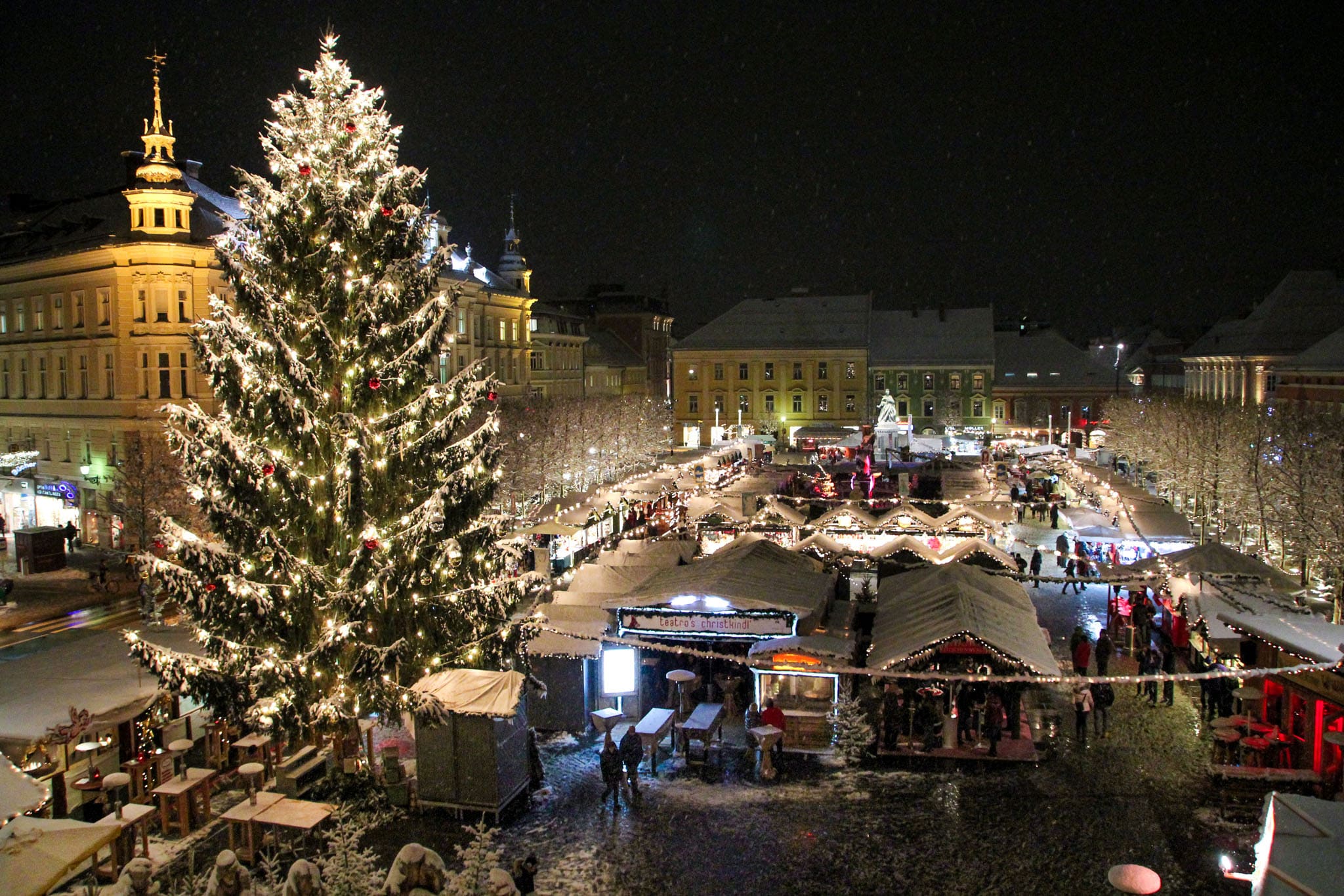 Marcantino di Natale sulla piazza centrale Neuer Platz