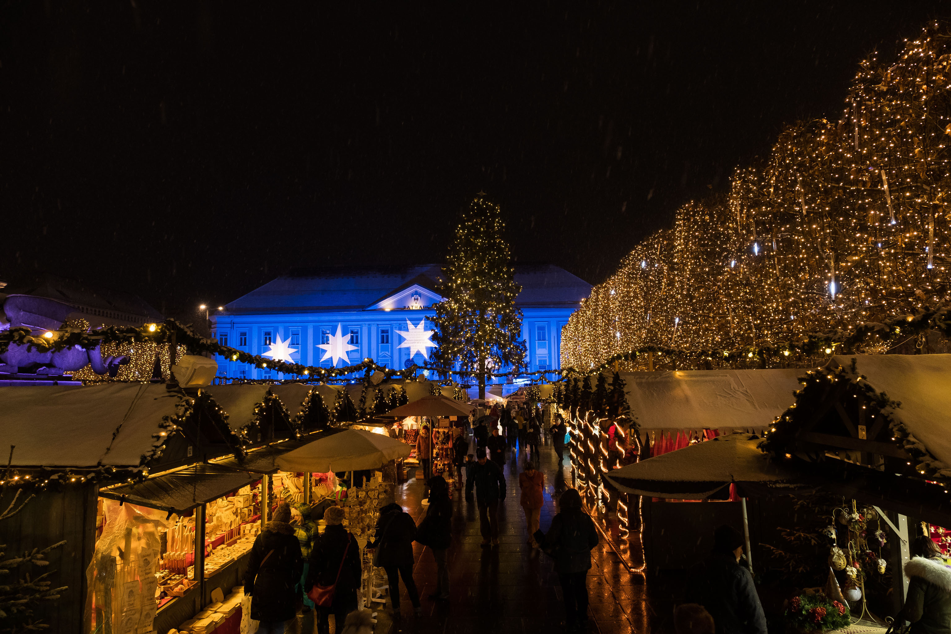 Christkindlmarkt am Neuen Platz in Klagenfurt am Wörthersee bei Nacht