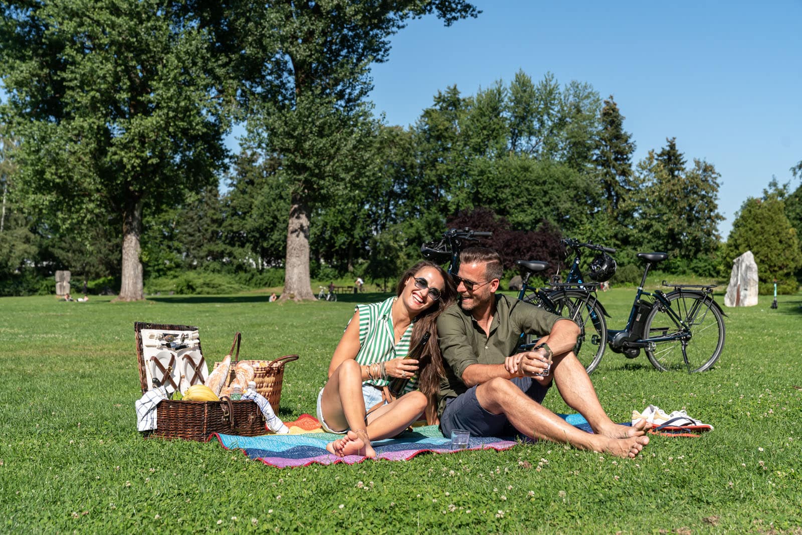 Pärchen beim gemeinsamen Picknick im Europark in Klagenfurt 