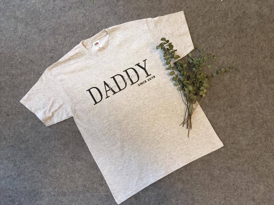 graues Shirt mit schwarzem Aufdruck Daddy since 2019