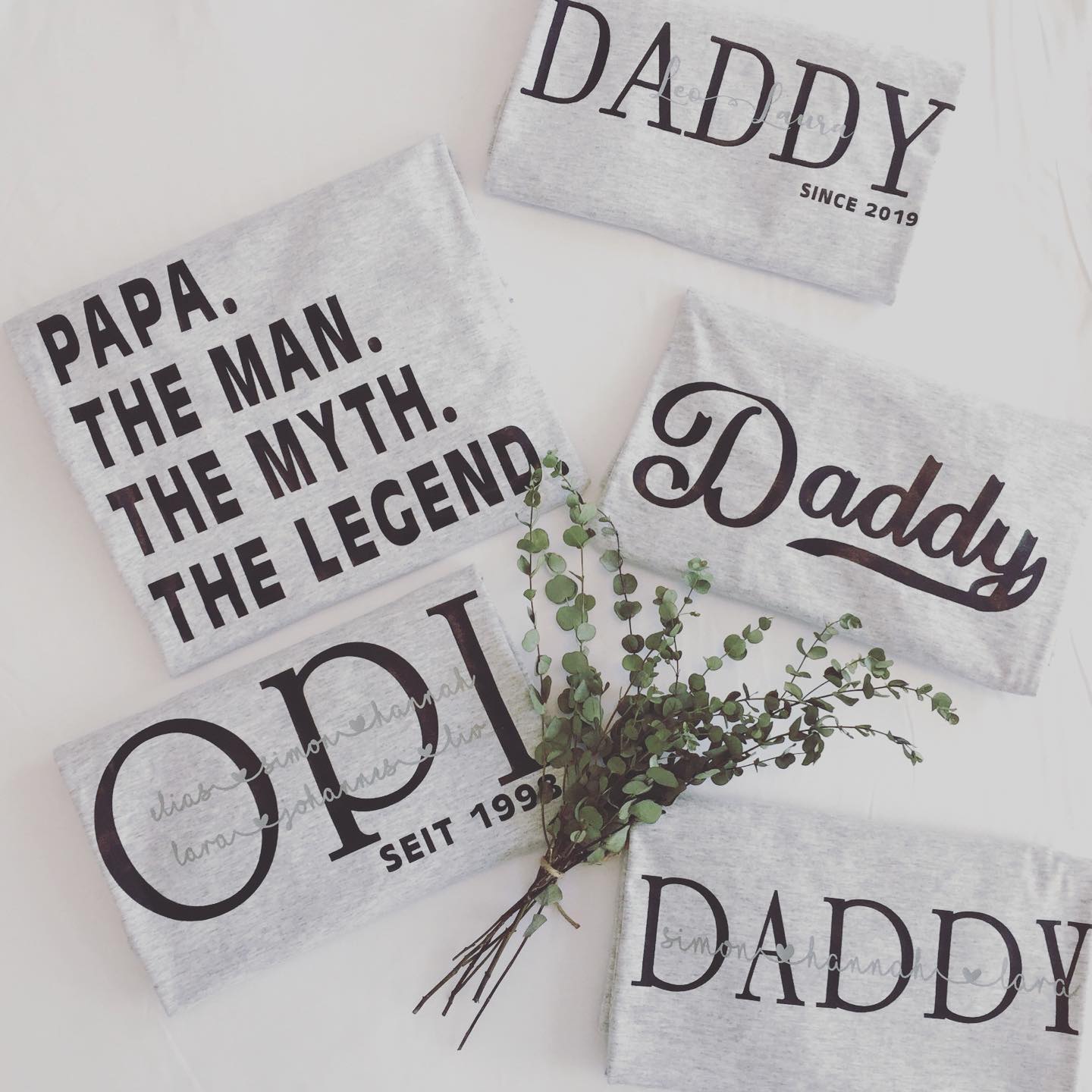 graue T-Shirts mit schwarzem Aufdruck wie Daddy, Opi seit 1998, Papa. The Man. The Myth. The Legend