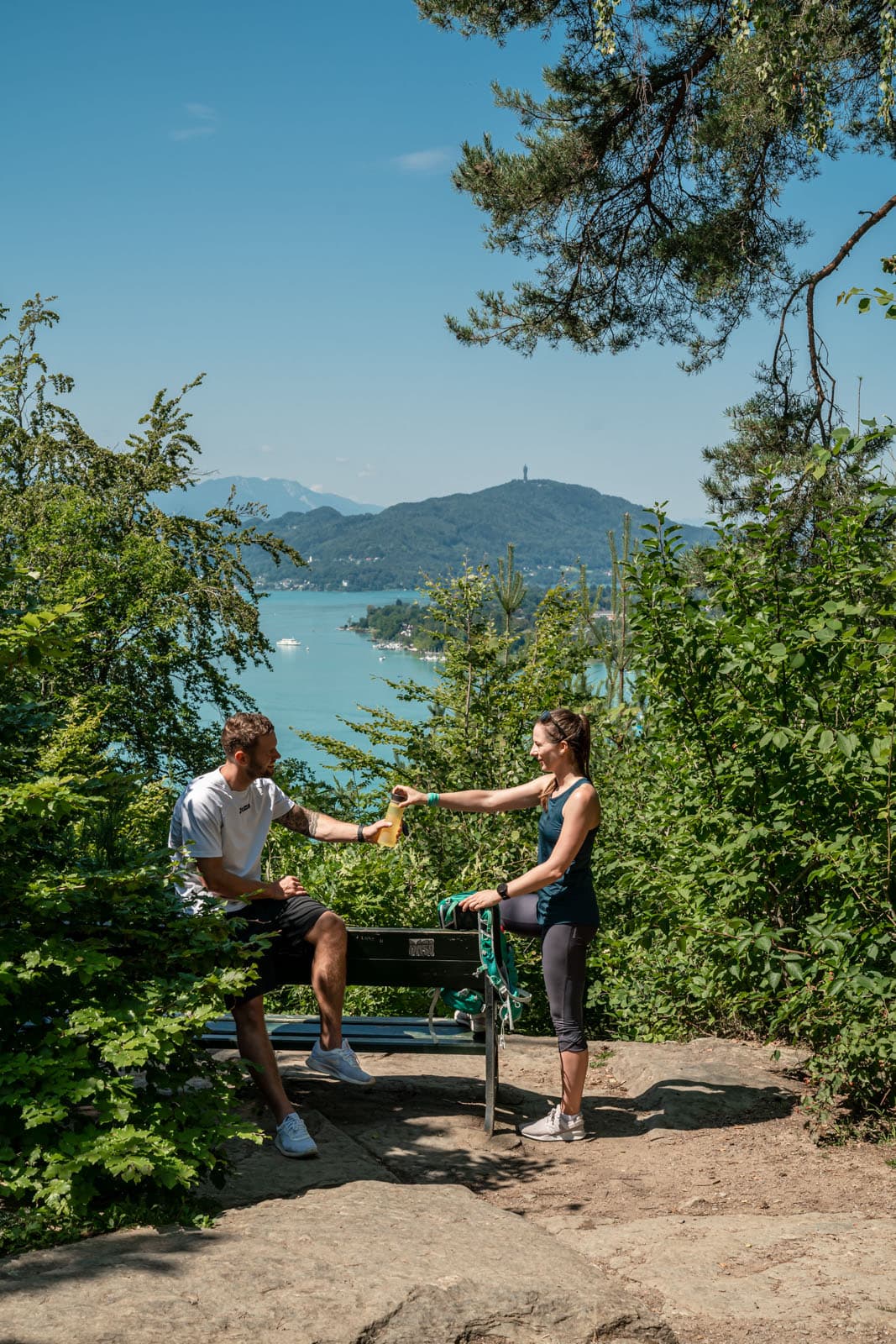 Paar macht eine Trinkpause beim Laufen auf die Zillhöhe in Kärnten 