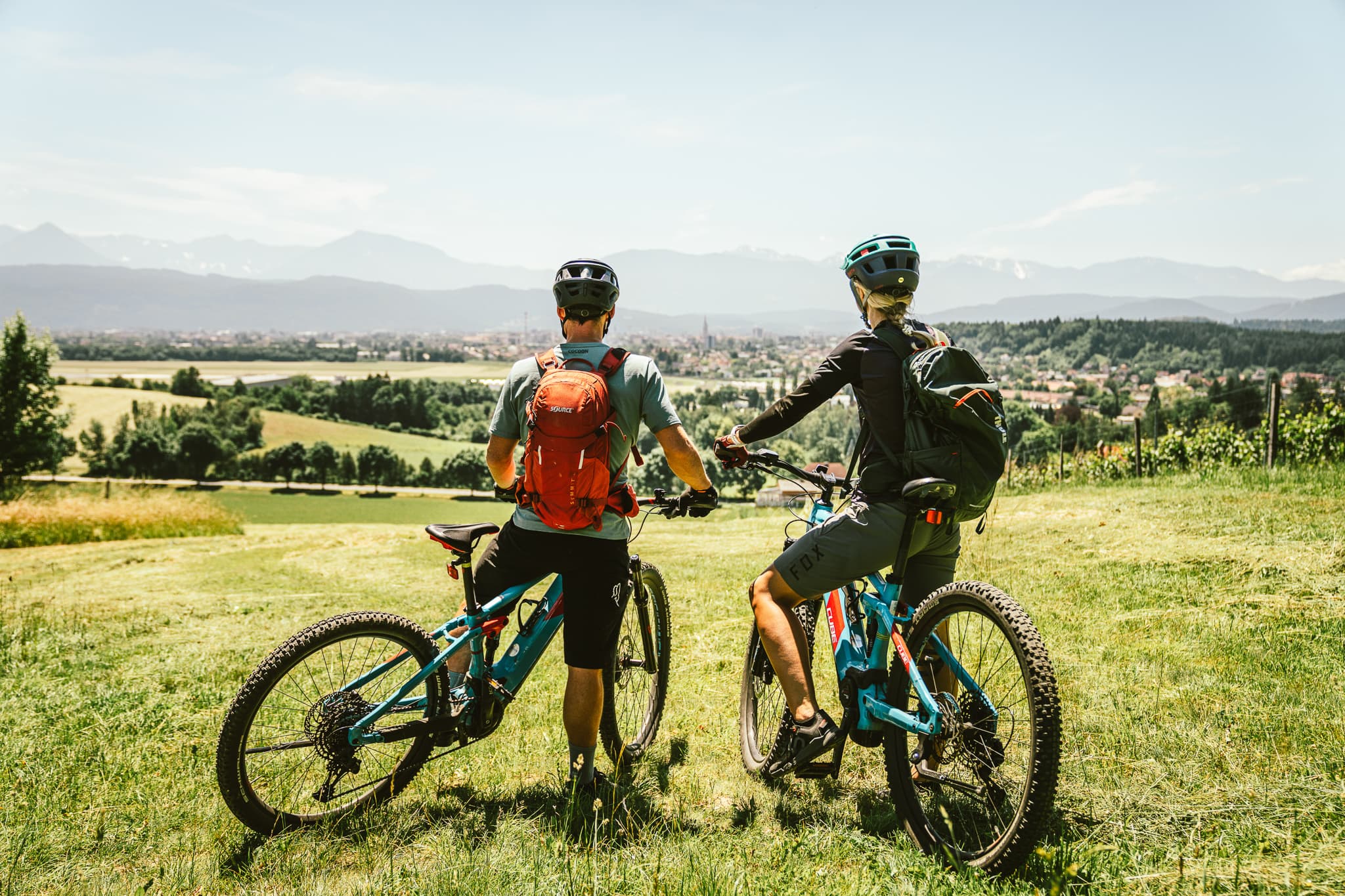 zwei MTB Fahrer bei Pause mit Blick auf Klagenfurt 