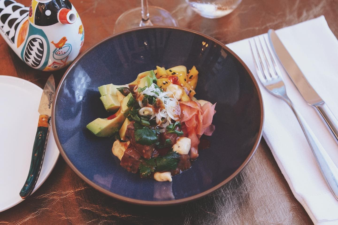 ein Spezialgericht aus dem Restaurant 151er in Klagenfurt am Wörthersee, Süduferstraße, es gibt Mittagessen und Abendessen, das Gericht ist sehr elegant auf einem schwarzen Teller angerichtet 