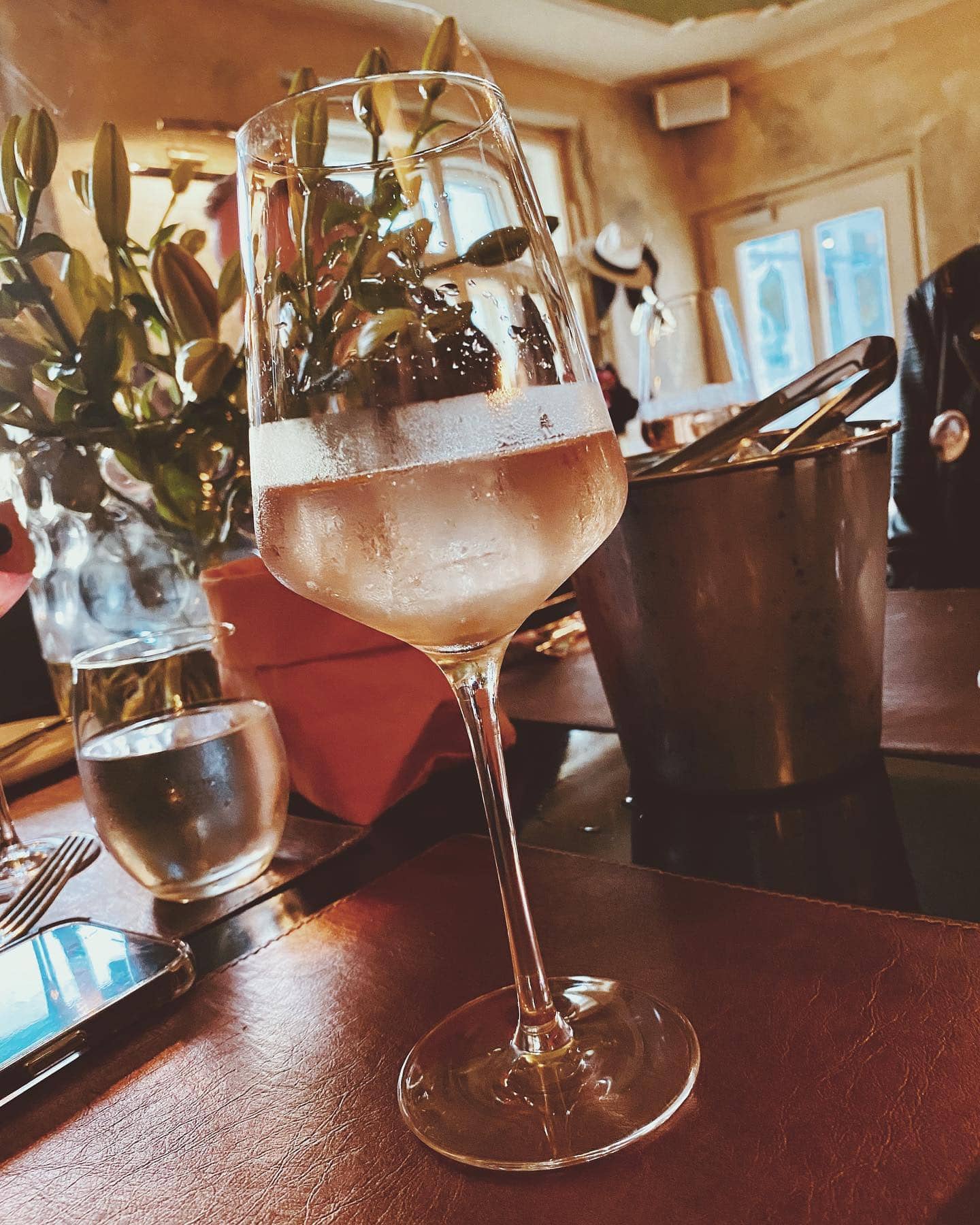 Lilletspritzer in der Bar 151er auf der Süduferstraße des Wörthersees, im Hintergrund das Restaurant 