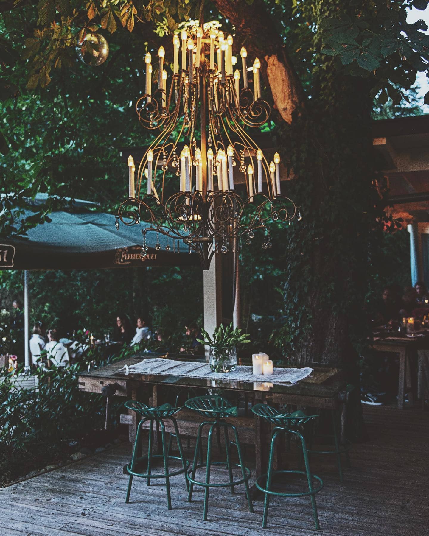 ein Kerzenluster auf der Terrasse des Restaurants 151er auf der Süduferstraße des Wörthersees, es ist Abendstimmung