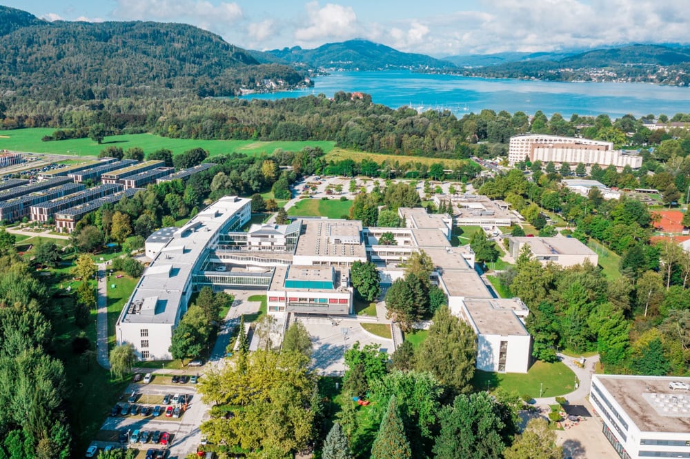 Luftbildaufnahme der Uni Klagenfurt mit See