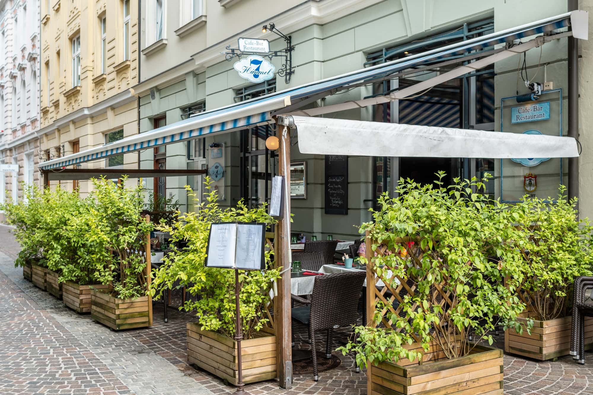 Blick auf den Gastgarten vom 7.Himmel in der Osterwitzgasse, gutes Essen zu Mittag und Abends