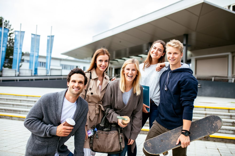 Studierende an der Uni Klagenfurt vorm Haupteingang