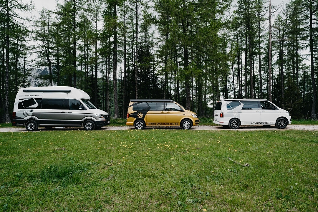 3 Campingwägen auf Campingplatz am Wörthersee