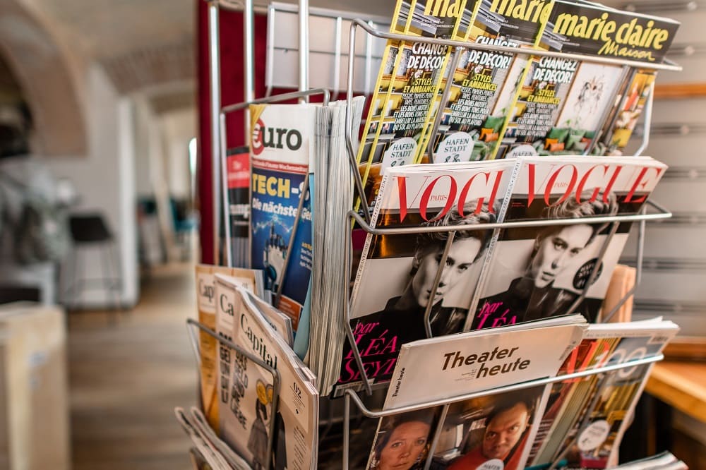 Zeitschriftenständer im Deli der Hafenstadt Urban Area mit der Vogue, Marie Claire, Theater heute und Capital