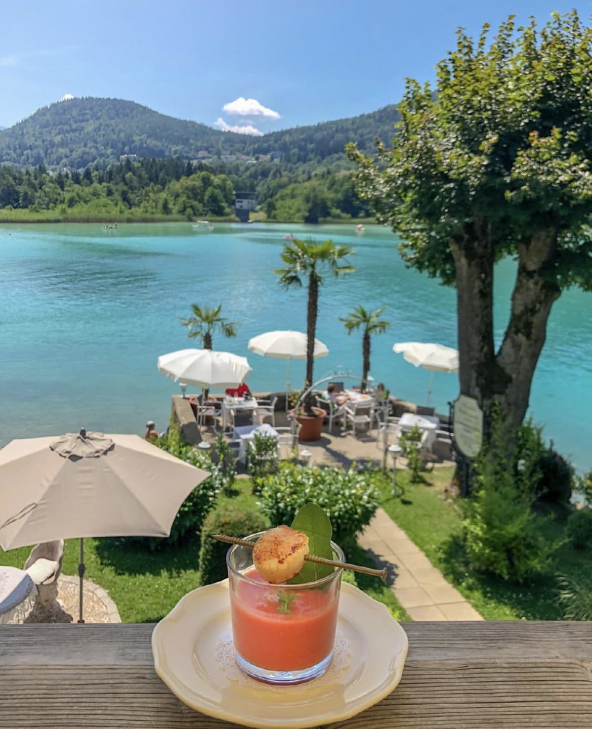 ein Blick auf die Seeterrasse im Restaurant Maria Loretto im Schloss Loretto in Klagenfurt am Wörthersee, Essen mit Seeblick