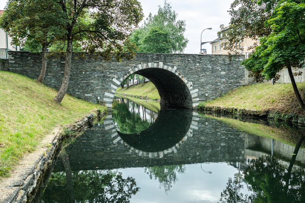 Bei der Laufrunde entlang des Lendkanals kommt man bei der Steinernen Brücke vorbei