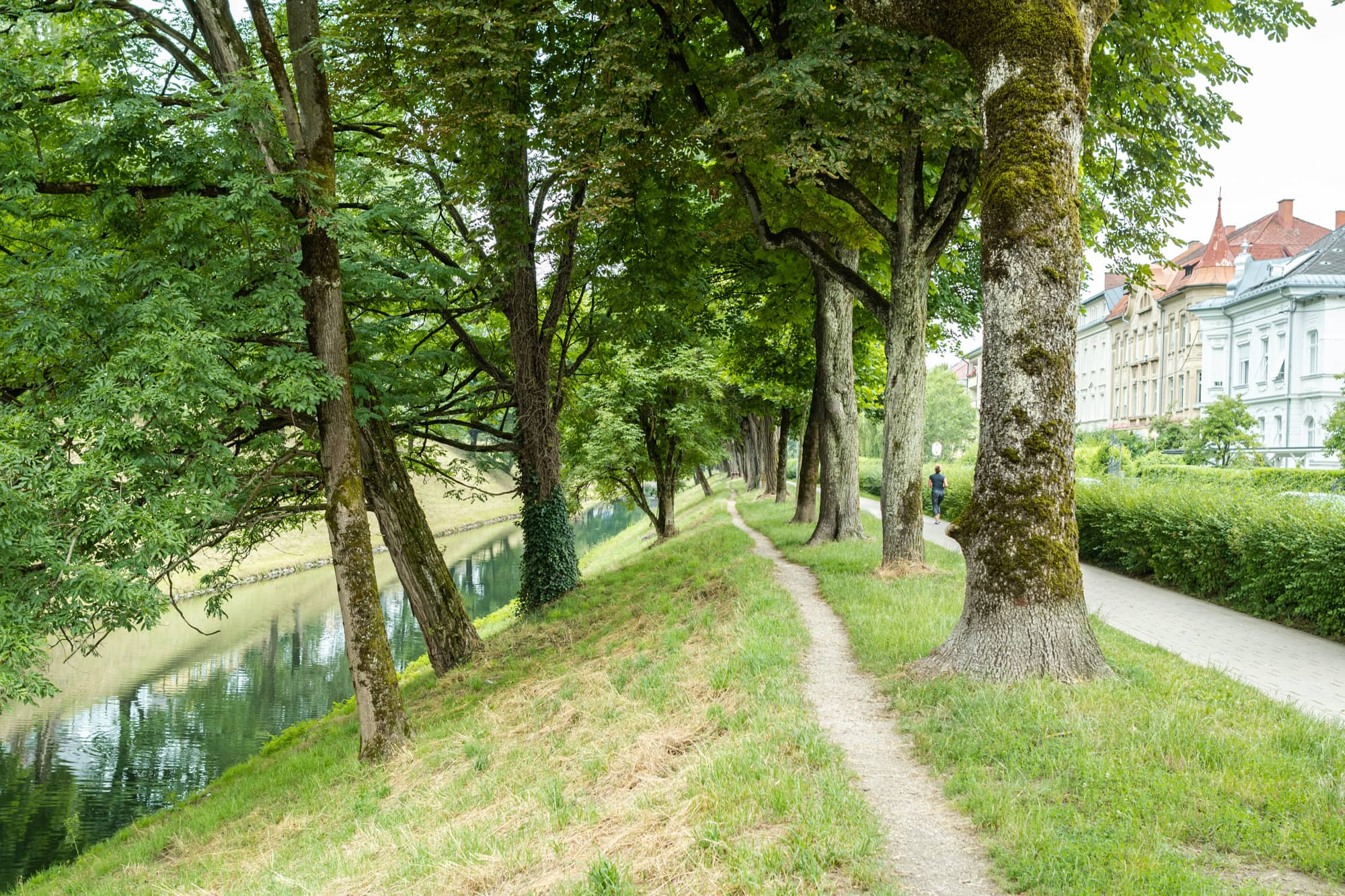 Joggen beim Lendkanal in Klagenfurt am Morgen