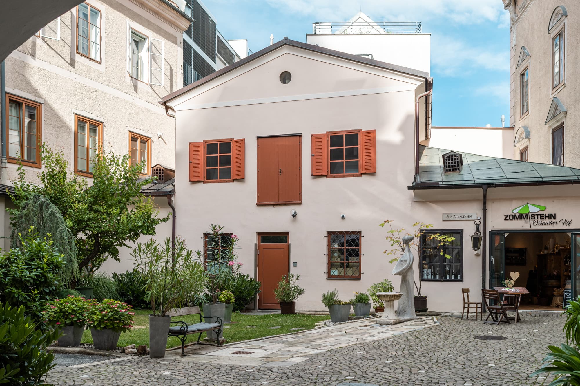 Schatten und eine kleine grüne Oase im Ossiacherhof