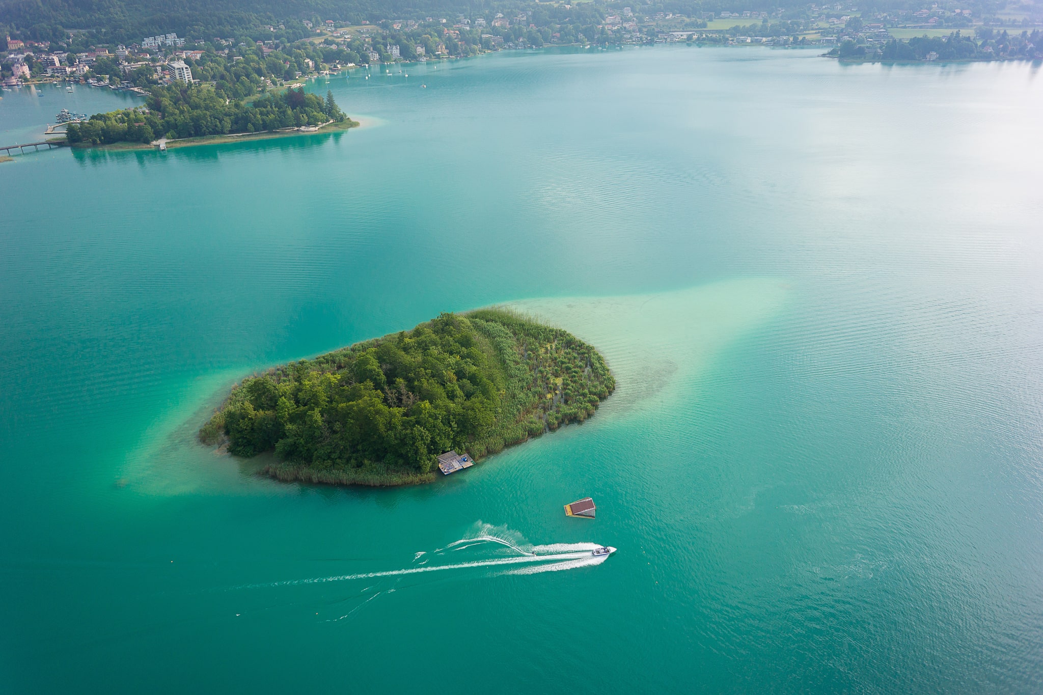 Blick auf die Kapuzinerinsel am Wörthersee