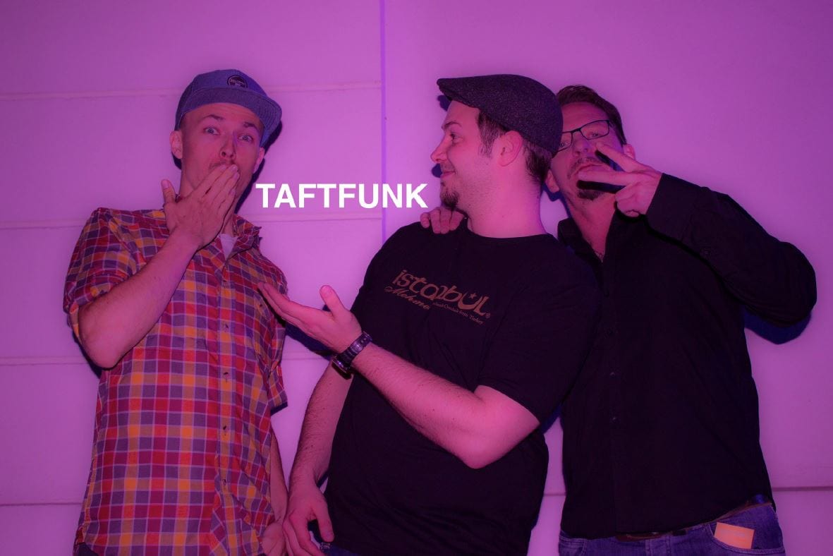 die Band Taftfunk, die beim After Work Markt auftritt bestehend aus drei Männern, die auf dem Bild posieren
