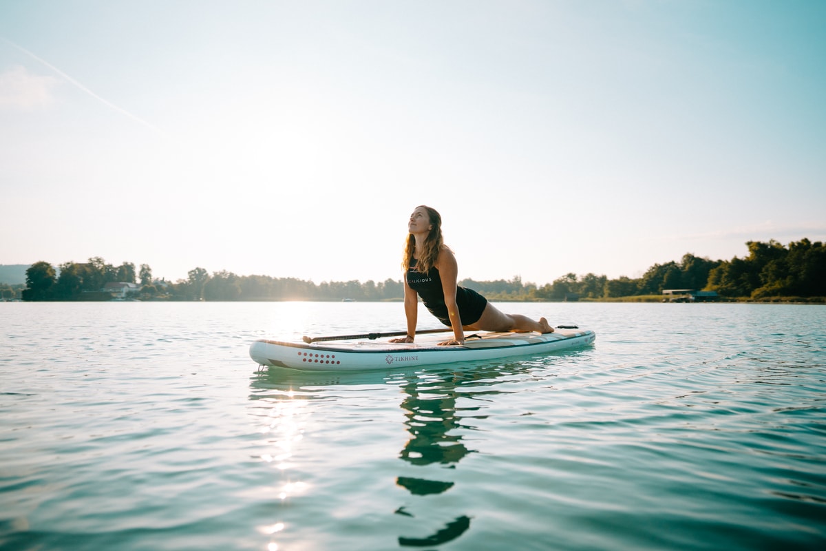 Yogi beim SUP Yoga am Wörthersee