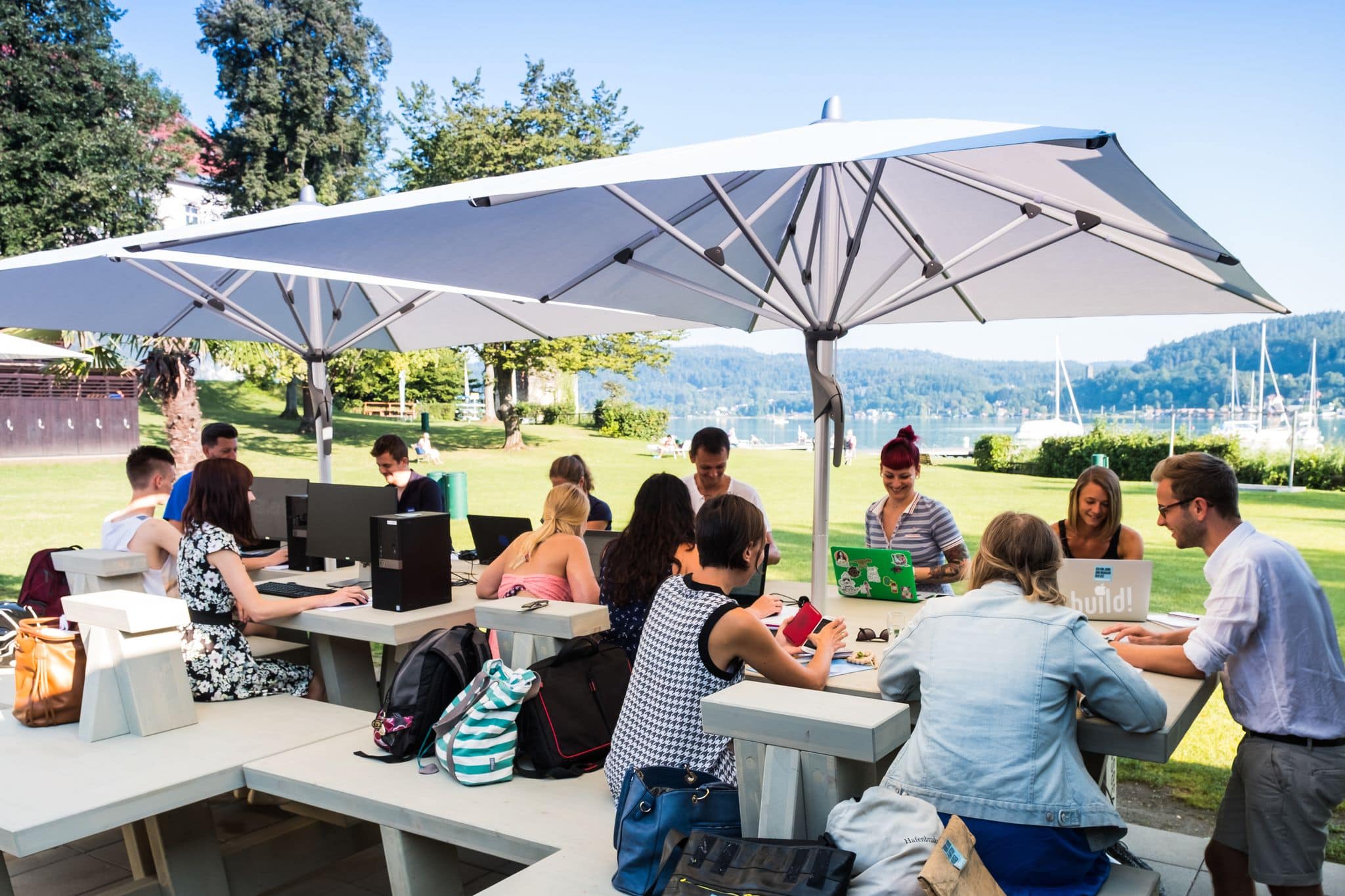 Freelancer und Geschäftsleute beim Arbeiten beim Businessbeach in Klagenfurt 