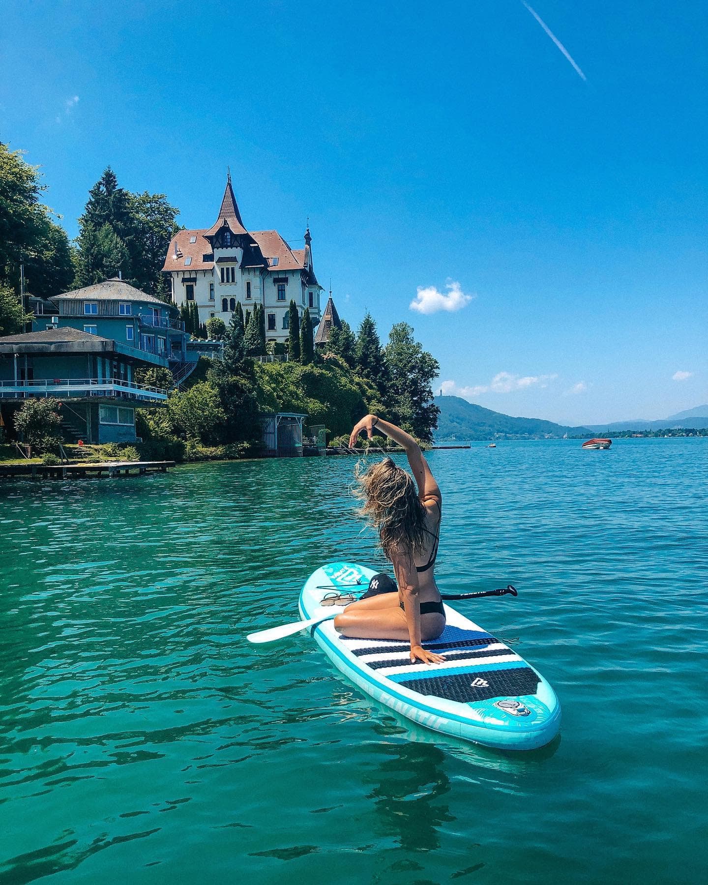 SUP Paddlerin bei Pause auf dem SUP Board