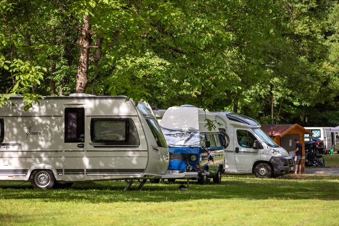 Campingwägen in Schatten am Campingplatz am Wörthersee