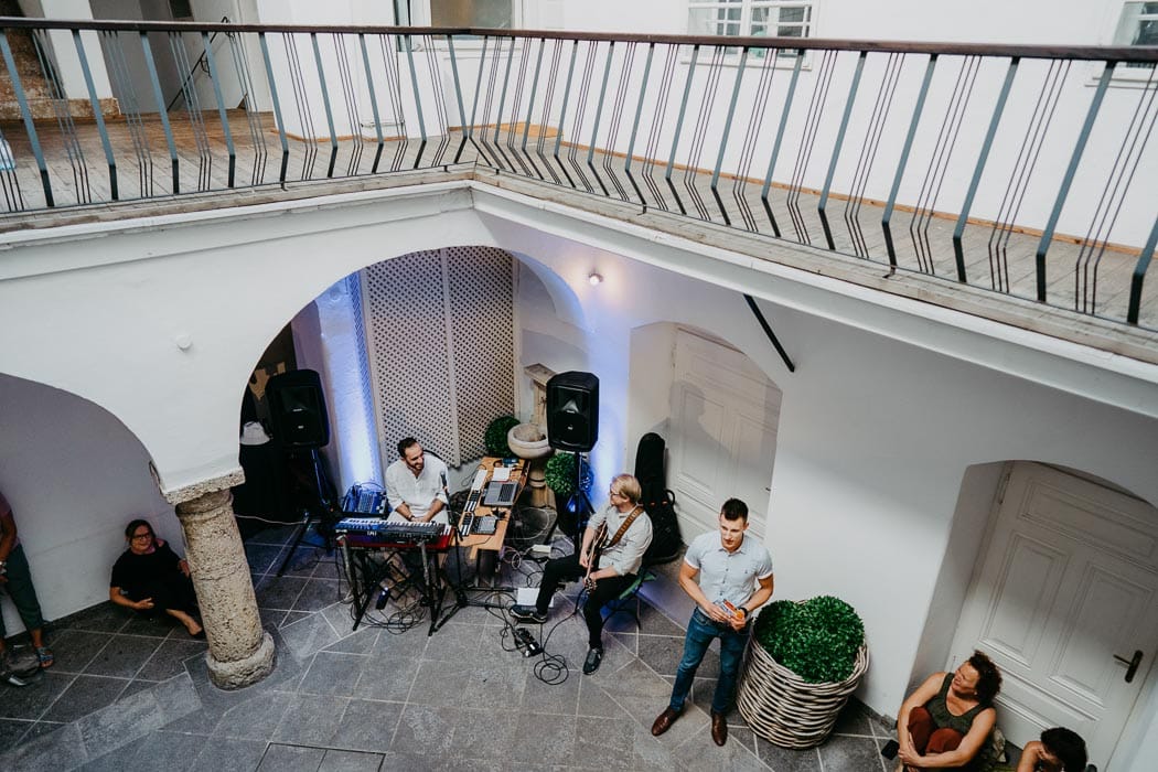 Band bei Konzert in einem Klagenfurter Innenhof 