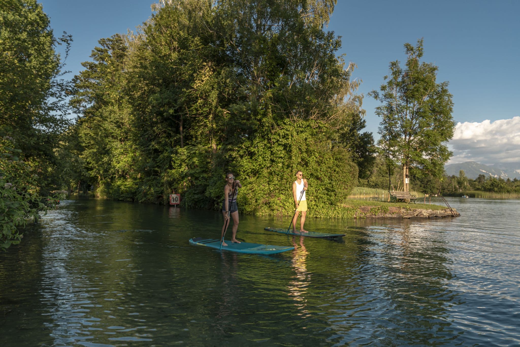 Pärchen beim SUP Wassersport in der Klagenfurter Ostbucht