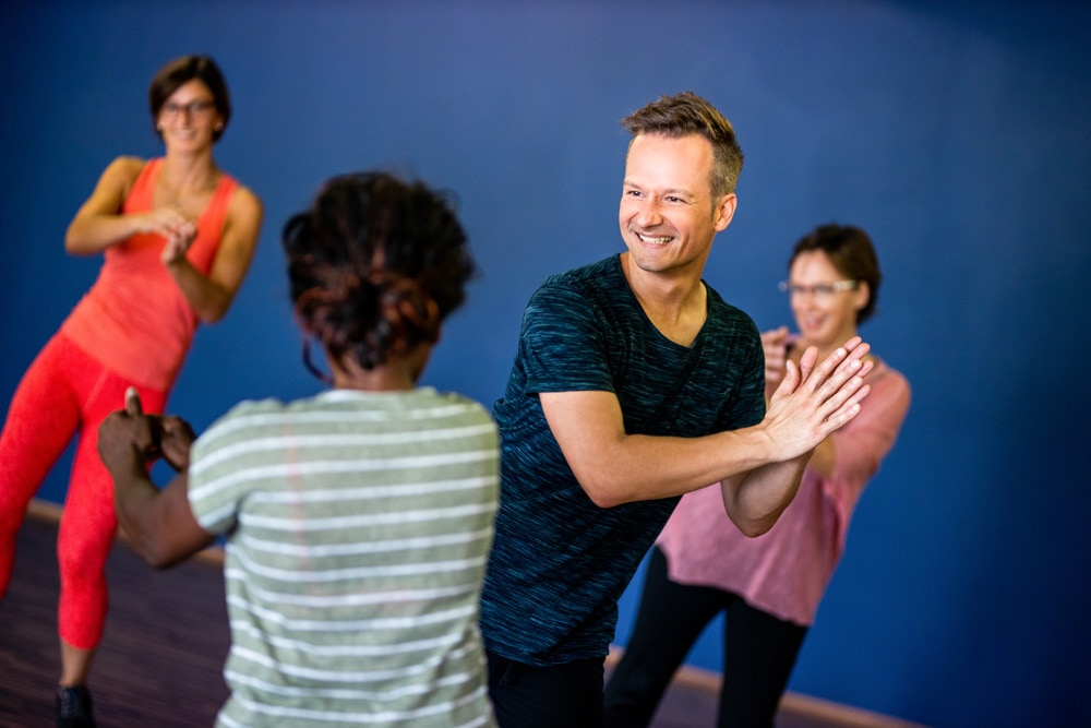 der Kursleiter Rene Puglnig beim Vorzeigen bei seinem Tanzworkshop bei NDC in Klagenfurt