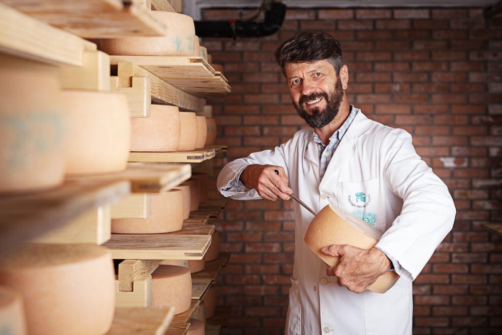 Mitarbeiter beim Testen vom Käse in der Käserei Pustotnik