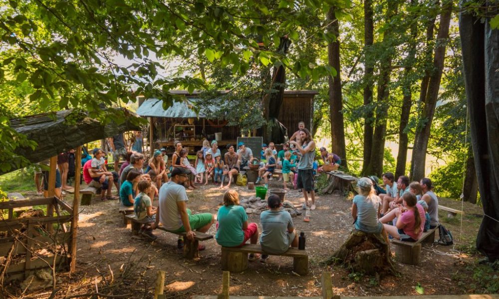 Freiluft Workshop bei Erlebensraum Natur in frischer Luft, alle Teilnehmer sitzen im Sitzkreis