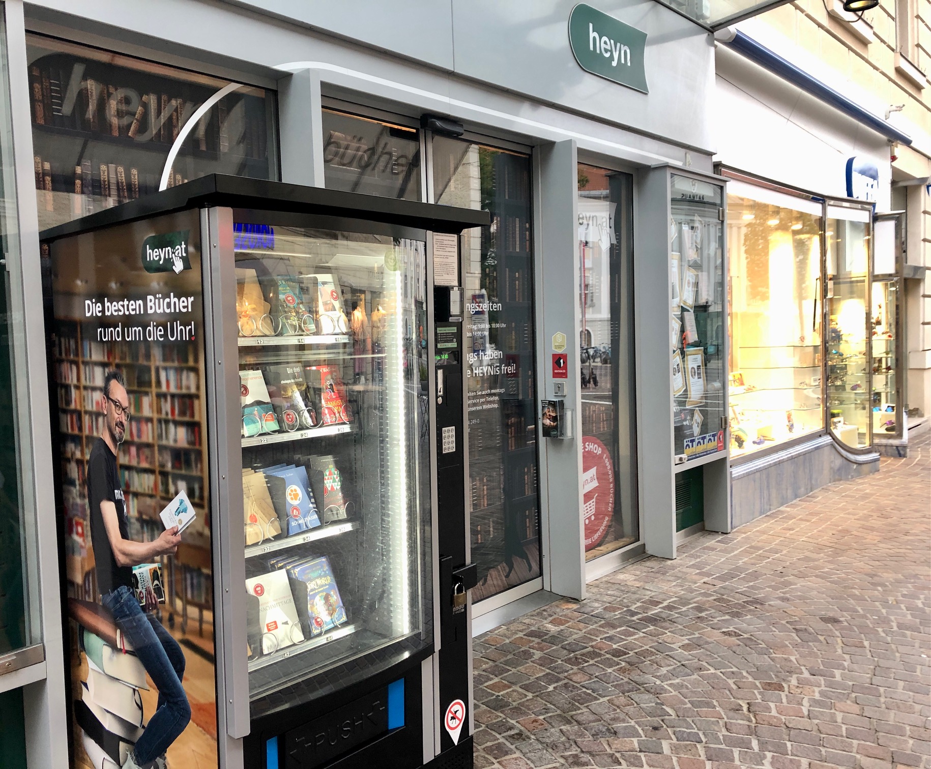 Bücherautomat vorm Eingang zur Buchhandlung Heyn in Klagenfurt