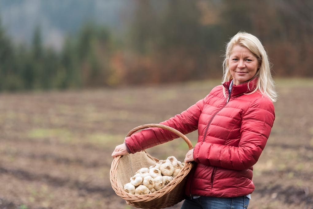 Birgit Holzer mit einem Korb voll Knoblauch im Lavanttal