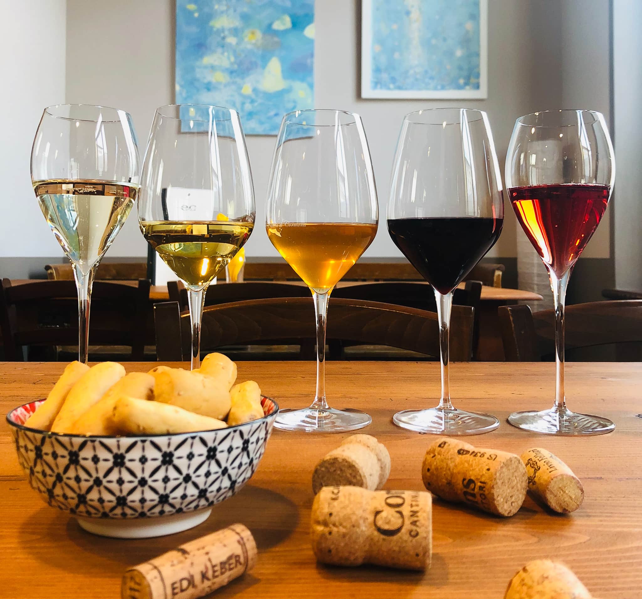 Weingläser mit Weißwein, Rosè und Rotwein in der Enoteca di Cormòns