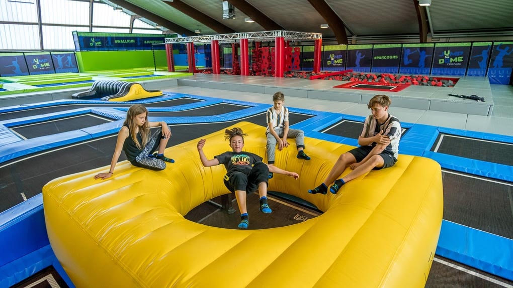 Kinder beim herumtollen und Trampolinspringen im JUMP DOME in der Nähe des Goetheparks in Klagenfurt