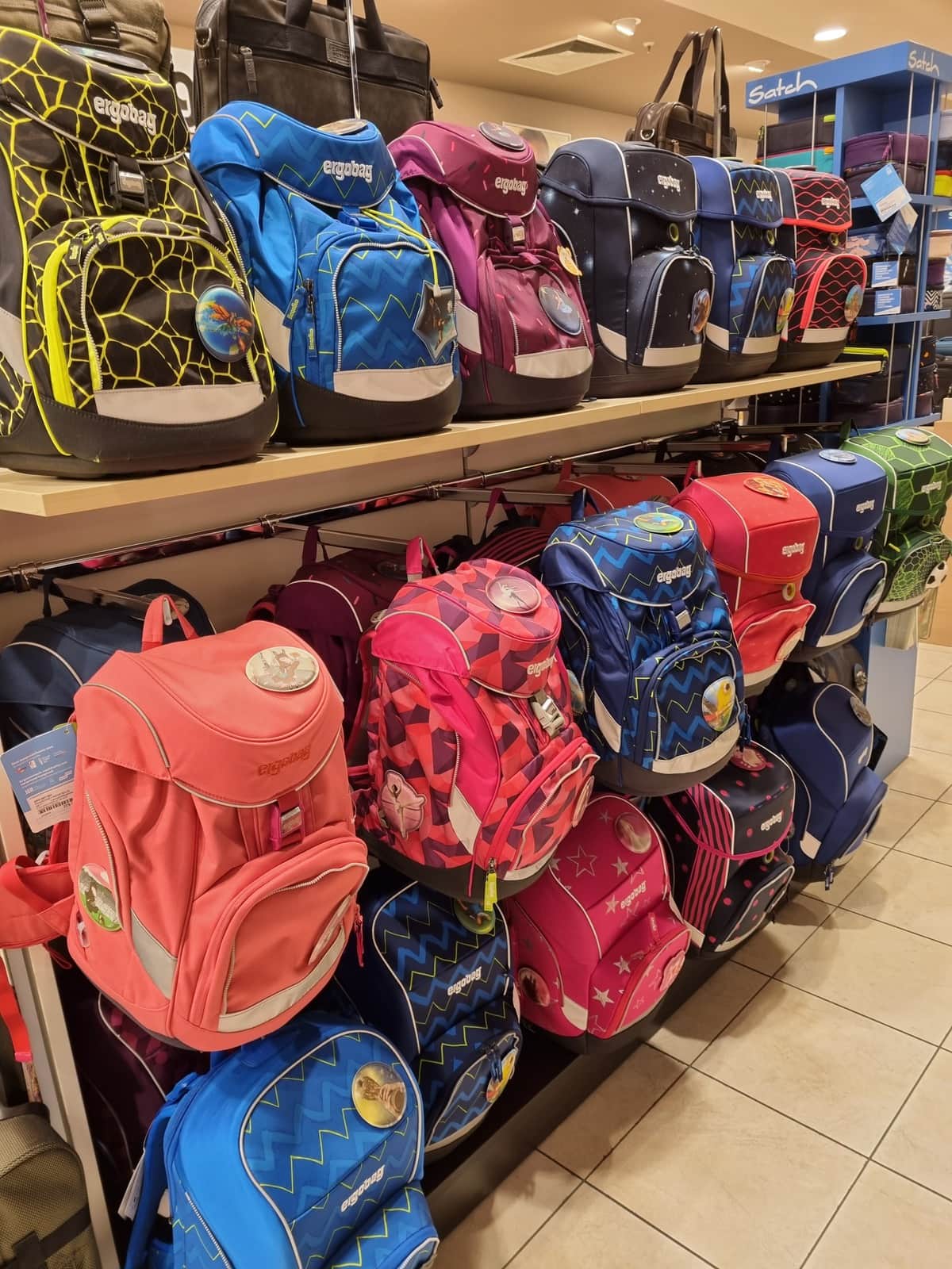verschiedenste Schultaschen der Marke Satch in unterschiedlichen Farben von LeBag in den Cityarkaden in Klagenfurt, alles für den Schulbeginn