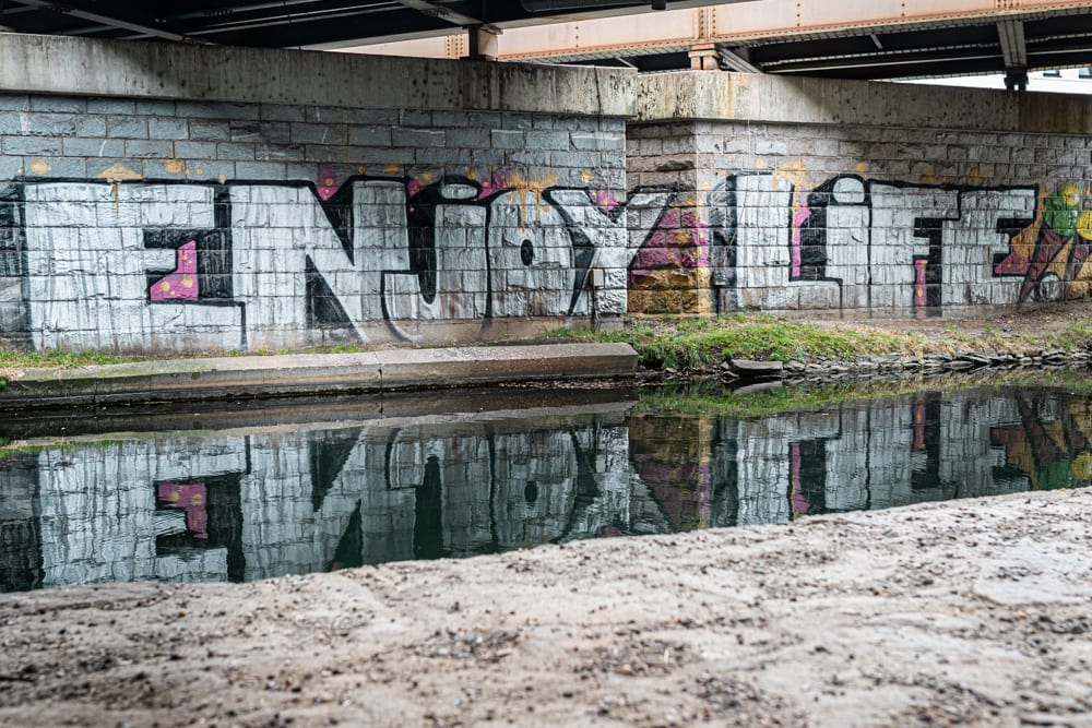 Enjoy Life, Graffiti beim Lendkanal unter der Zugbrücke
