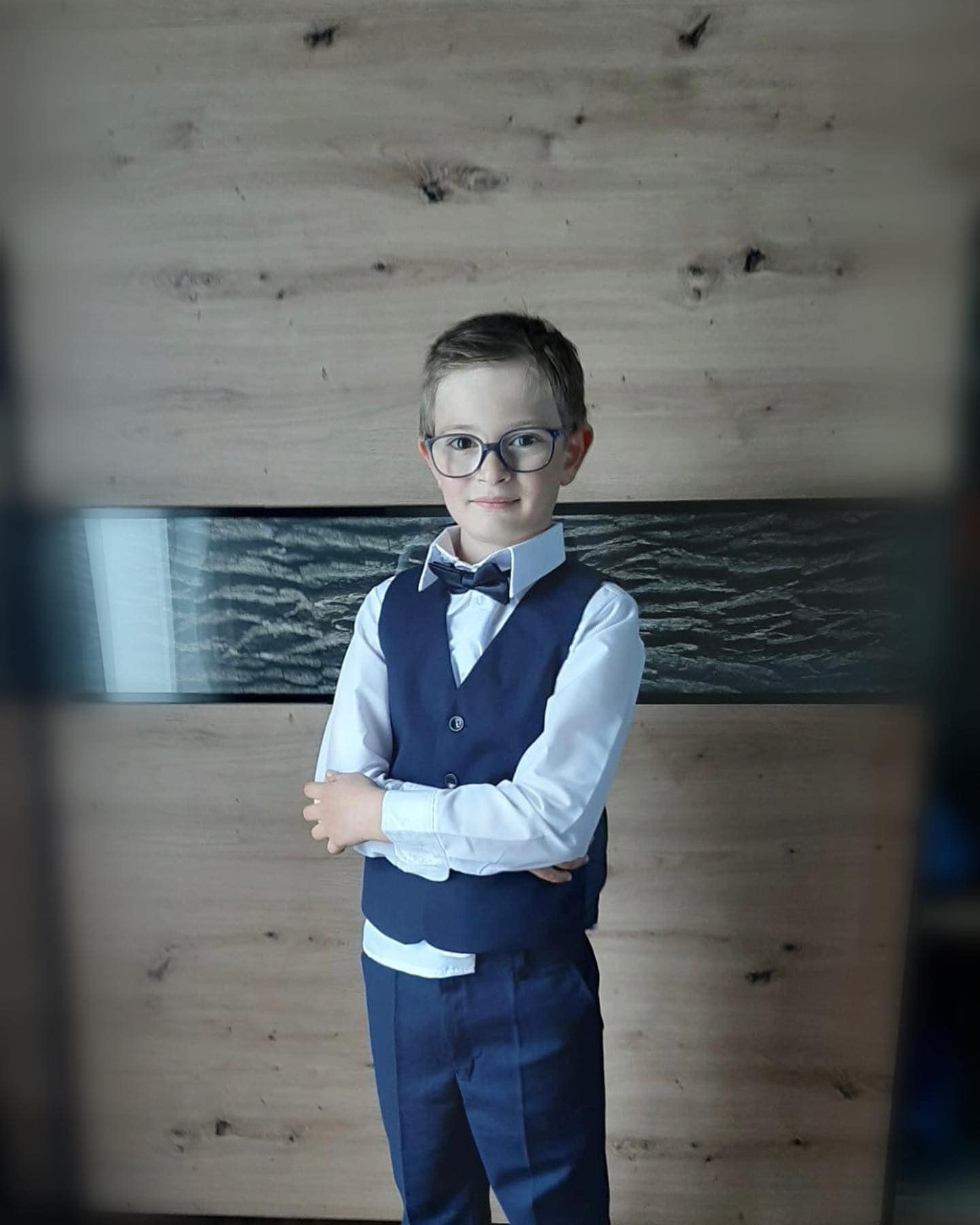 Anzughose und Gilet mit weißem Hemd und Fliege für Buben zum Schulbeginn von Lilady Fashion aus Klagenfurt