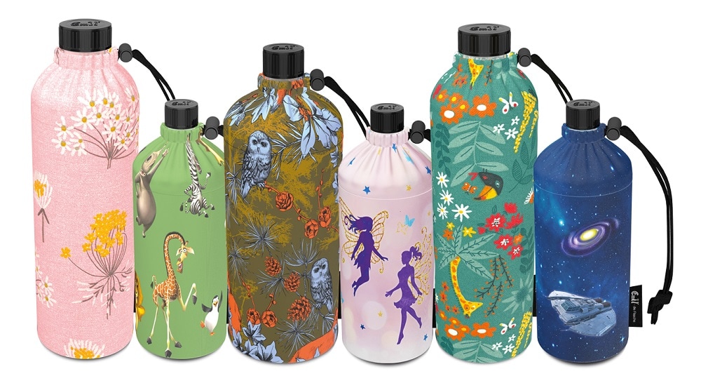 verschiedene Modelle von der Glasflasche Emil mit unterschiedlichen Überzügen in verschiedenen Farben und Mustern, verschiedene Größen, Schulartikel zum Schulbeginn Klagenfurt, Trinkflaschen für Kinder