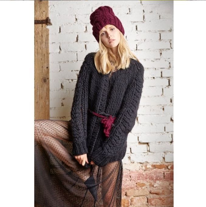 handgestrickter Cardigan in schwarz und eine bordeauxfarbene Strickmütze der Firma Knitted Love